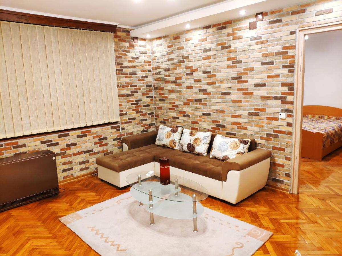 V2 With - Vintage Modern And Spacious Belgrade