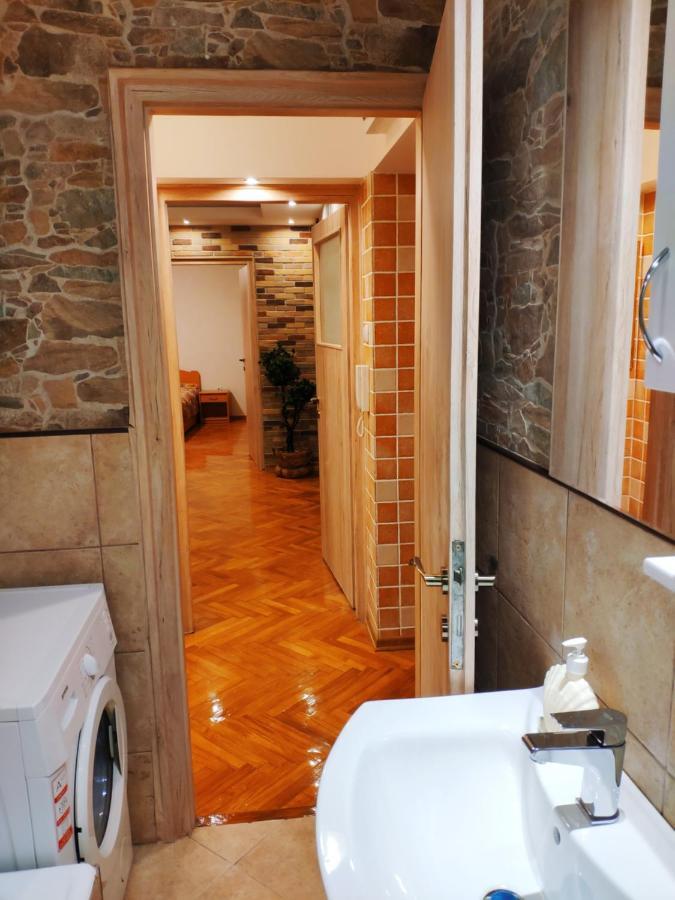 Apartman V2 With - Vintage Modern And Spacious