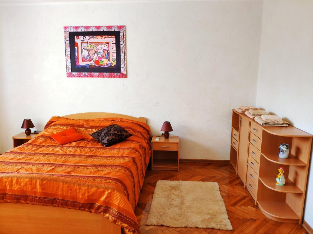 Apartman V2 With - Vintage Modern And Spacious