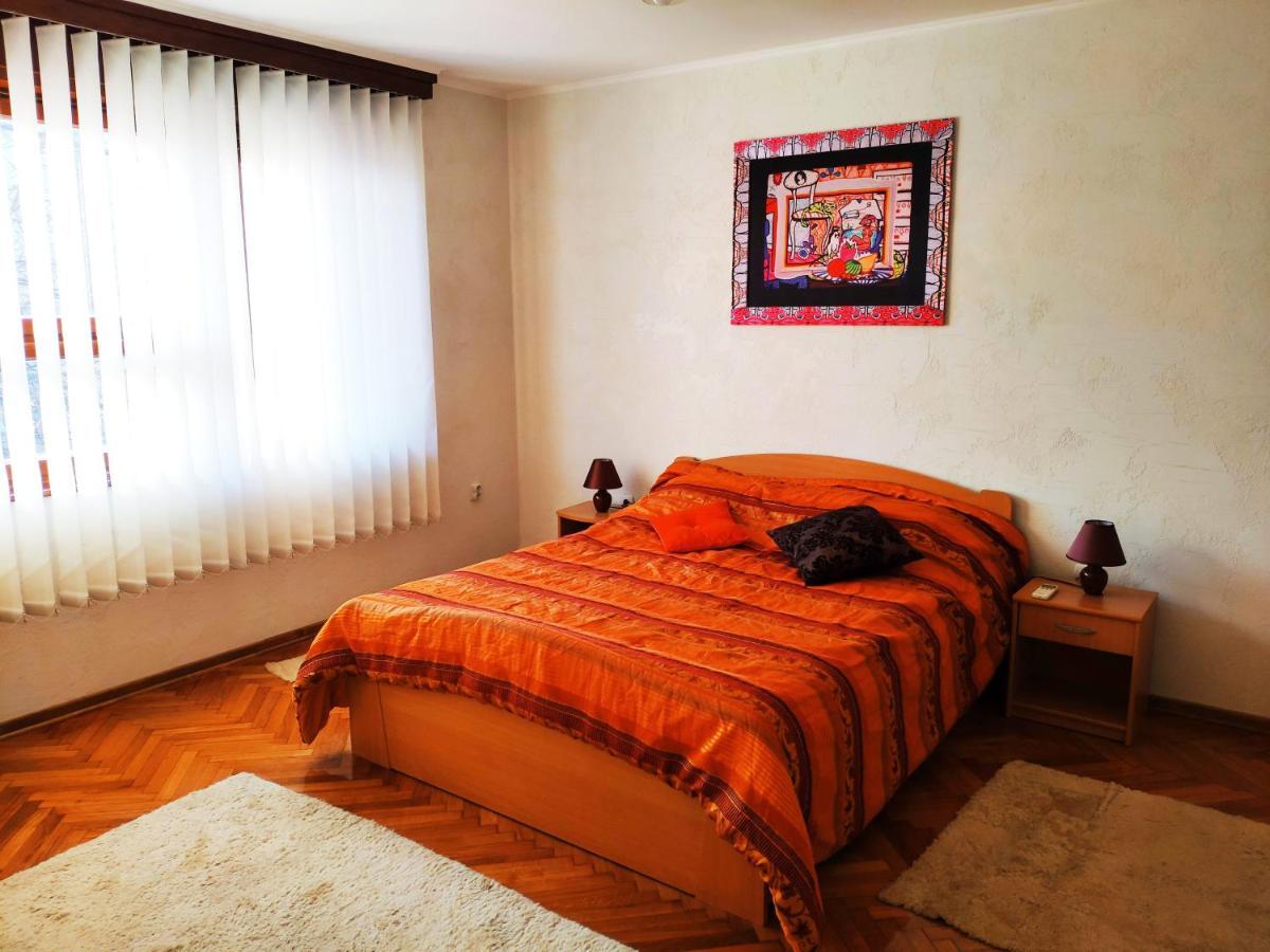 V2 With - Vintage Modern And Spacious
